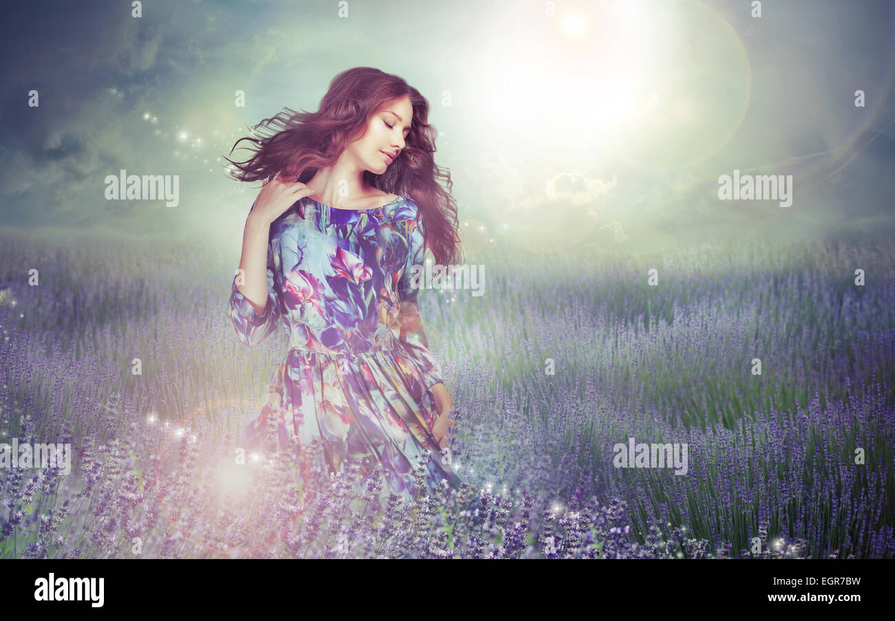 La fantaisie. Femme en prairie énigmatique sur Ciel nuageux Banque D'Images