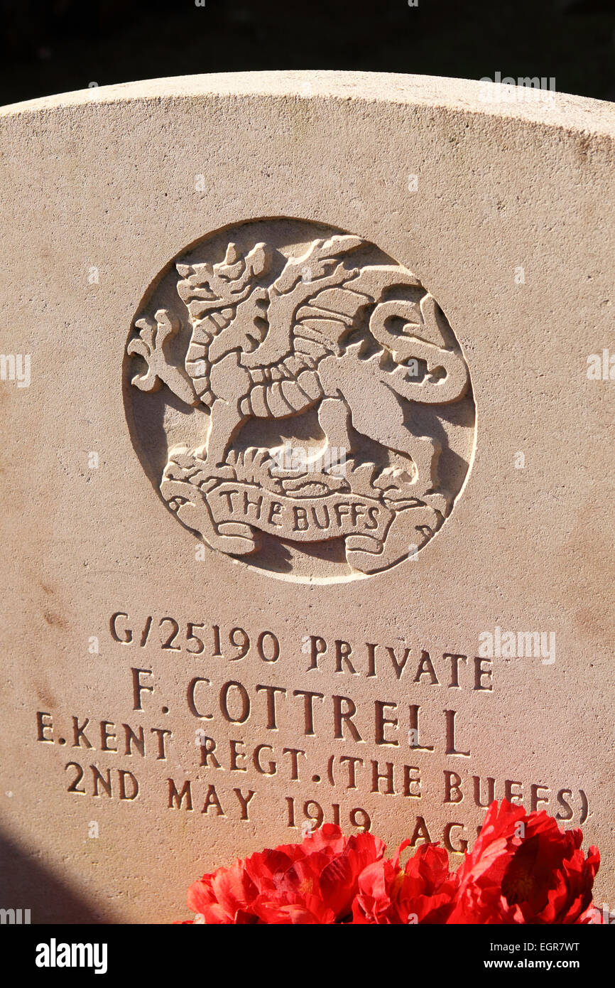 Tombes de guerre militaire britannique pour un soldat du Royal East Kent Regiment appelé Les Buffs Banque D'Images