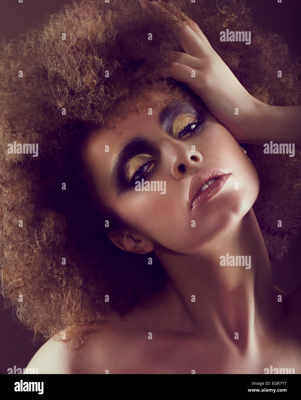 Femme de rêve avec sucre Hairstyle et Golden Eyeshadow Banque D'Images