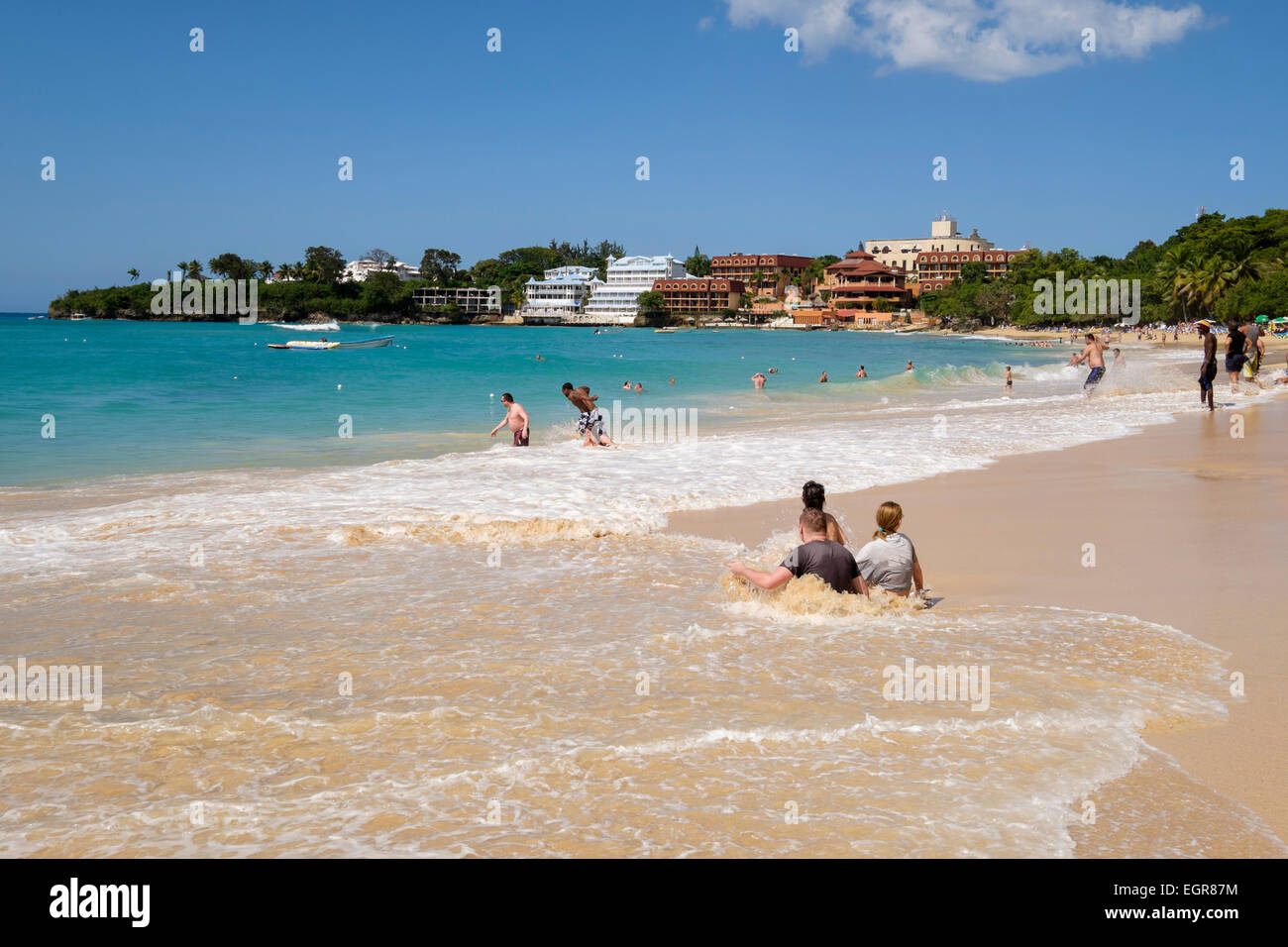 Les touristes se rafraîchir dans l'océan Atlantique dans le village de vacances de surf de Sosua, Puerto Plata, République dominicaine, Caraïbes archipe Banque D'Images