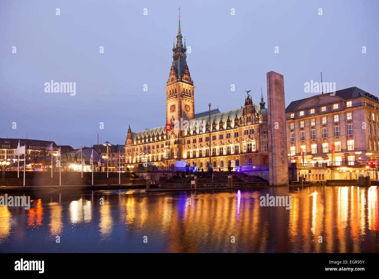 L'Hôtel de ville et du canal de l'Alster Kleine, Hambourg, Allemagne, Europe Banque D'Images