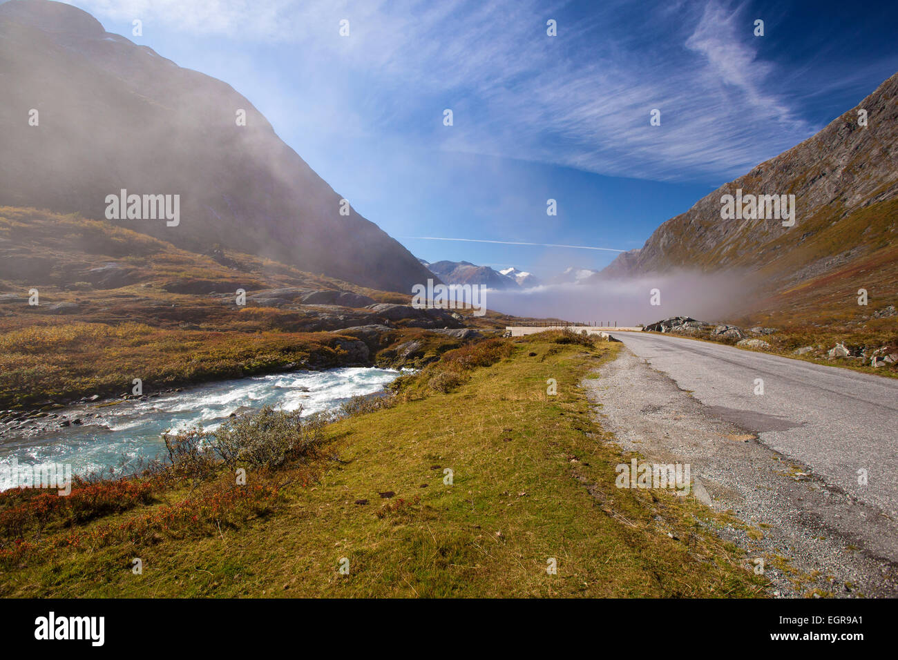 Sunny et foggy road en Norvège Gamle Strynefjellsvegen Banque D'Images