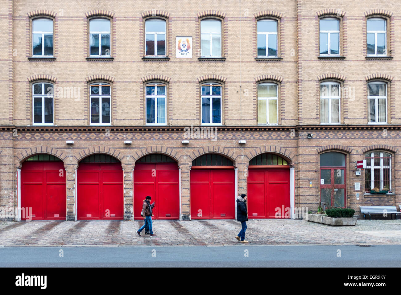 Ancienne caserne de Berlin (1883) toujours en activité - Bâtiment en brique rouge avec portes en Oderberger Strasse, Berlin Prenzlauerberg, Banque D'Images
