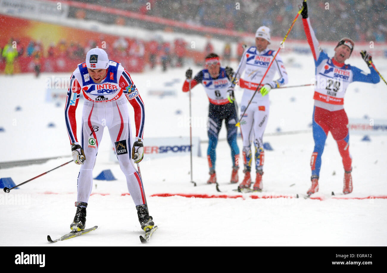 Falun, Suède. 06Th Mar, 2015. Petter Northug de Norvège (L-R), Maxim Vylegzhanin de Russie, Johan Olsson de Suède et de République Tchèque Lukas Bauer réagir après le passage de la ligne d'arrivée dans le 50km départ groupé à la compétition de cross-country Championnats du Monde de ski nordique à Falun, Suède, 01 mars 2015. Photo : Hendrik Schmidt/dpa/Alamy Live News Banque D'Images