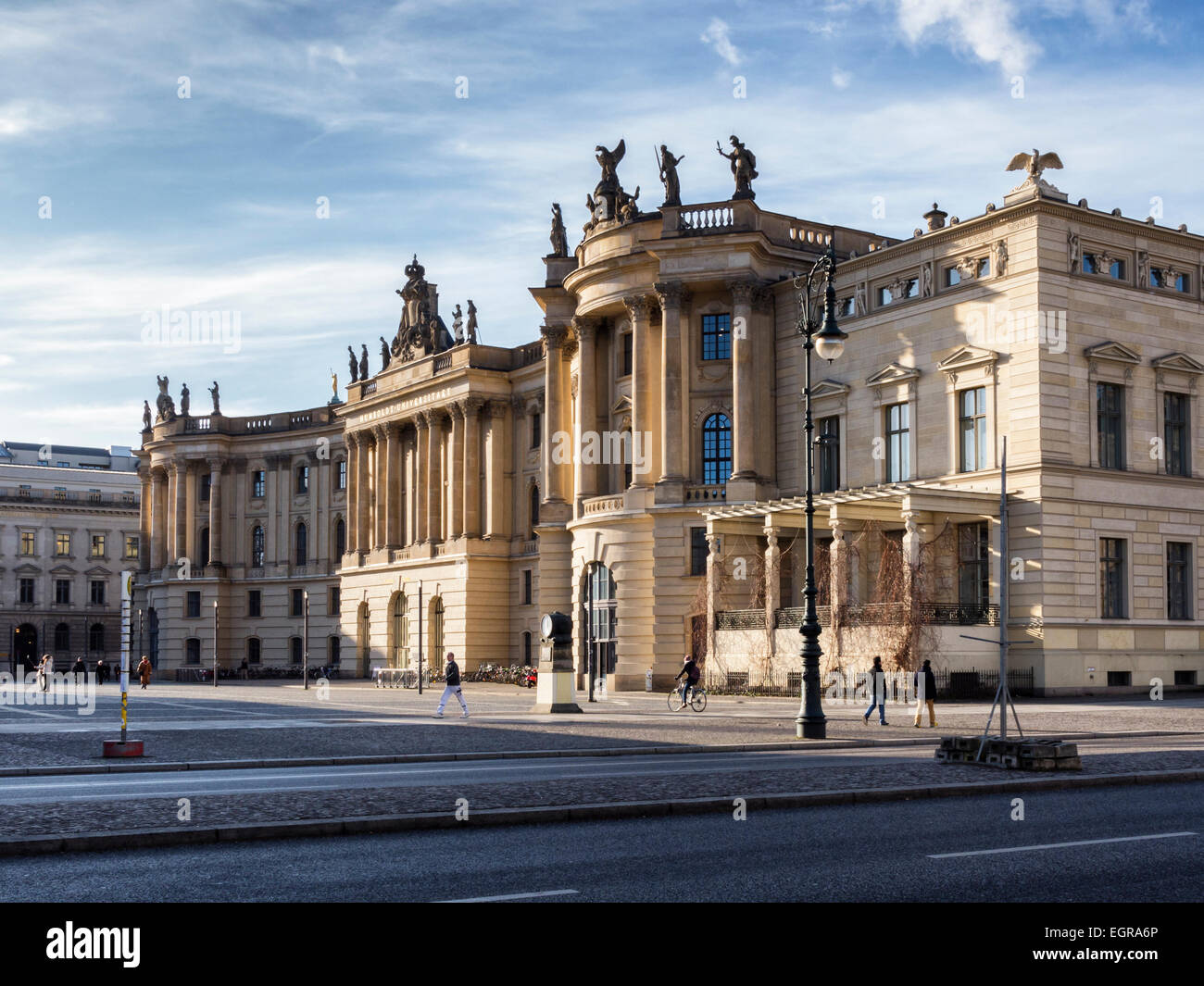 Faculté de droit de l'Université Humboldt, Humboldt-Universität, extérieur du bâtiment classique et des statues, Bebelplatz, sous den Linden, Berlin Banque D'Images