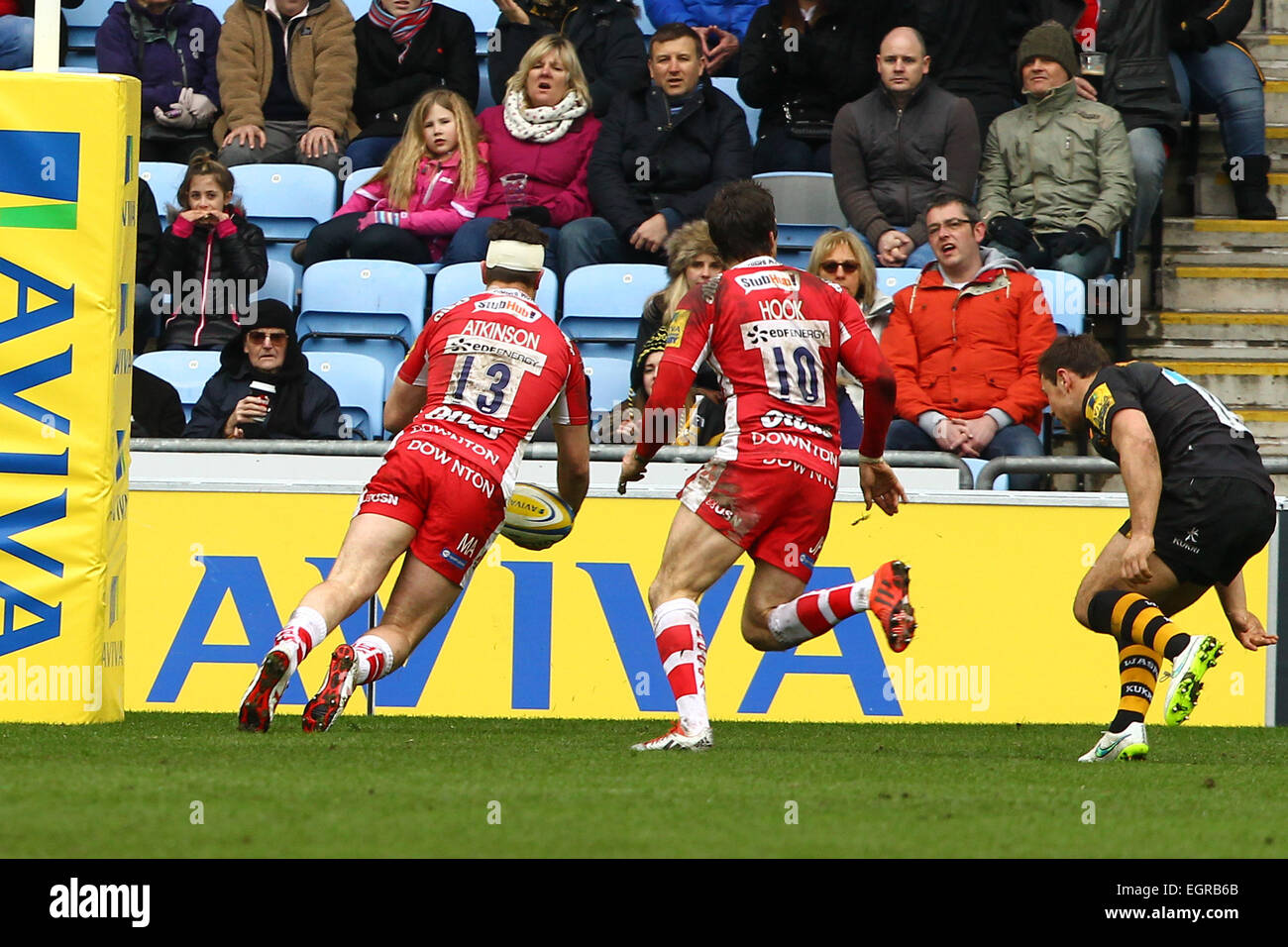 Coventry, Royaume-Uni. 06Th Mar, 2015. Aviva Premiership. Guêpes contre Gloucester Rugby. Mark Atkinson (Gloucester) plongées sur la ligne pour un essai. Credit : Action Plus Sport/Alamy Live News Banque D'Images