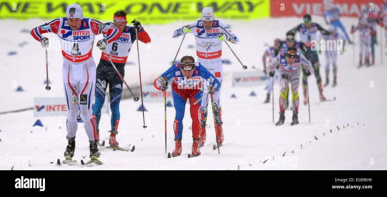 Falun, Suède. 06Th Mar, 2015. (L-R) Petter Northug Maxim Vylegzhanin de Norvège, de la Russie, Lukas Bauer de République tchèque et de Johan Olsson de Suède en concurrence sur la ligne d'arrivée au cours de la 50km départ groupé à la compétition de cross-country Championnats du Monde de ski nordique à Falun, Suède, 01 mars 2015. Photo : Hendrik Schmidt/dpa/Alamy Live News Banque D'Images