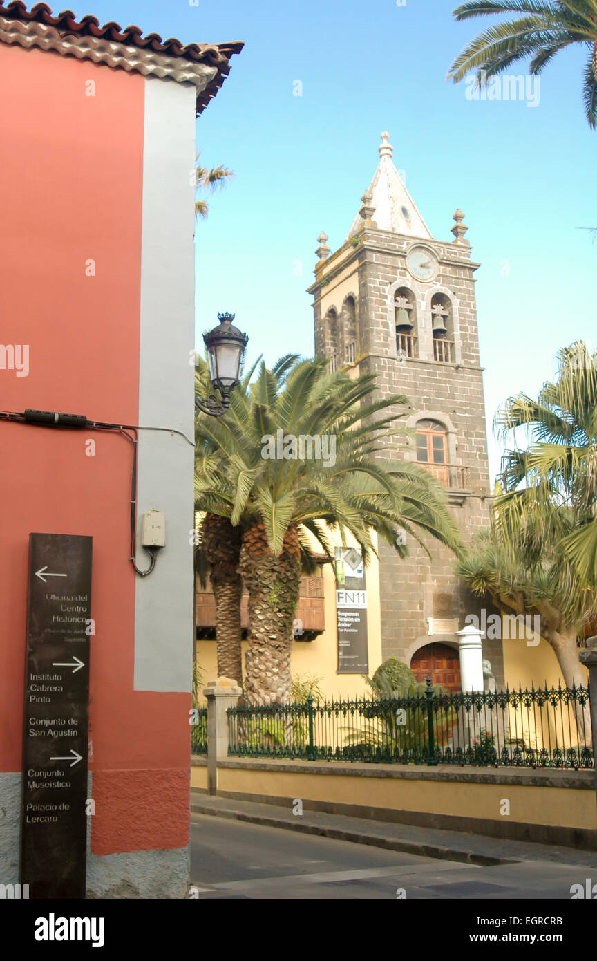 Vue d'El Instituto Cabrera Pinto avec panneaux pour la direction de sites touristiques locaux, Tenerife, Espagne Banque D'Images
