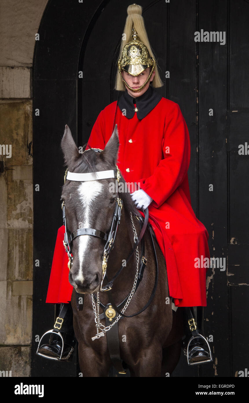 Garde de cavalerie domestique dans Horse Guards Parade à Londres, Royaume-Uni. Porter un long manteau d'hiver Banque D'Images