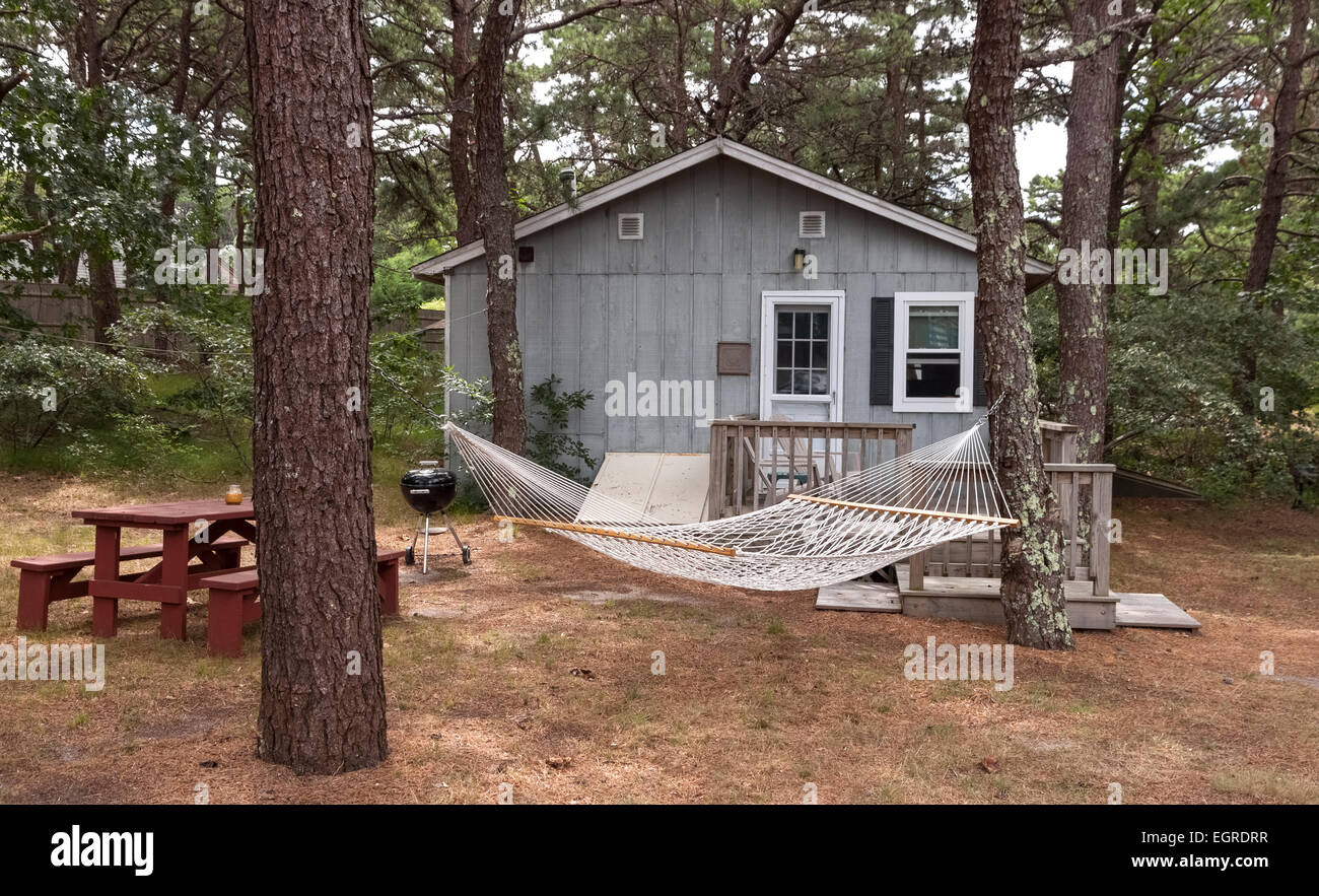 Maison de vacances chalet dans les bois à Cape Cod, Massachusetts. Banque D'Images