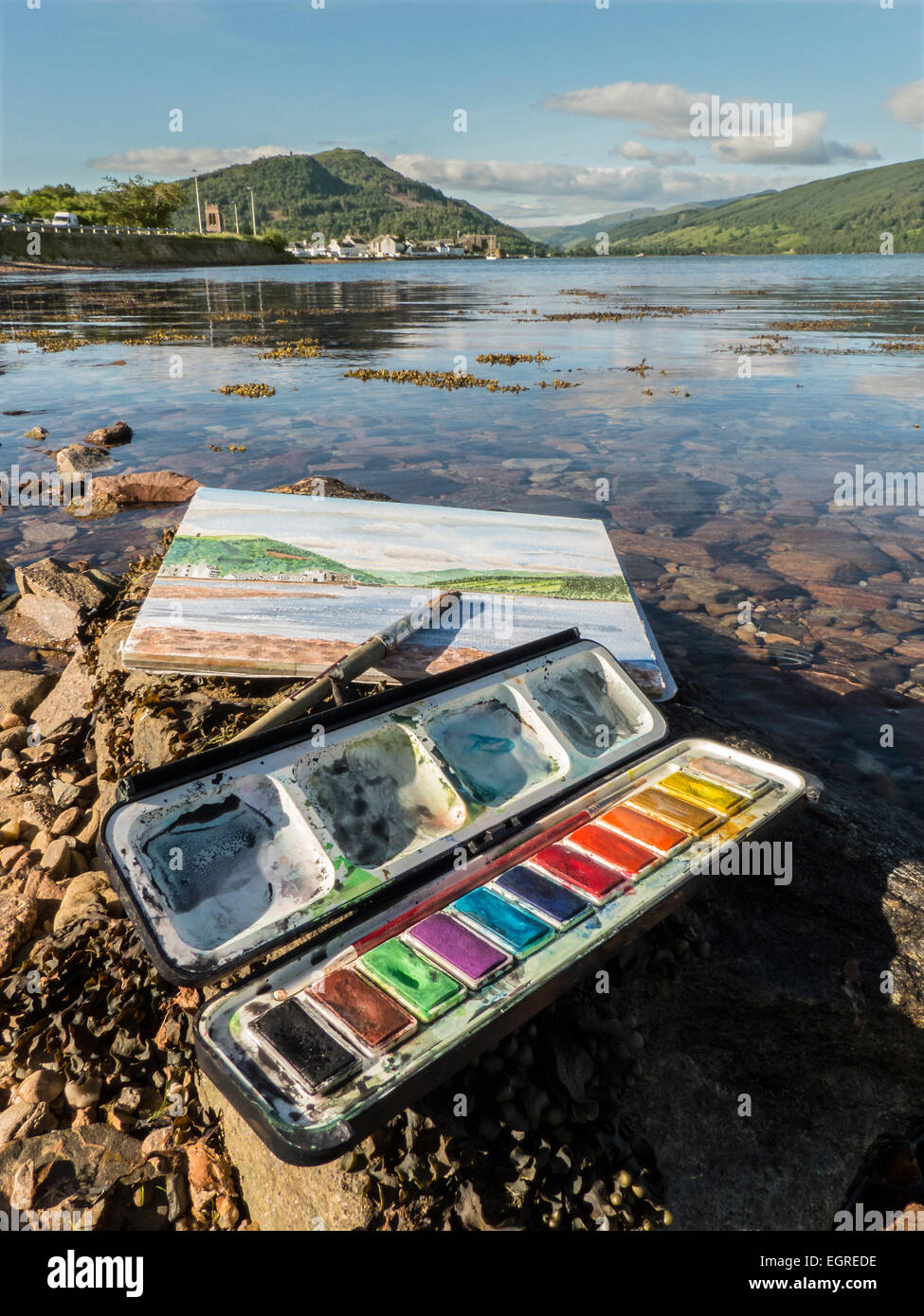Boîte de peinture, sketch pad et la brosse sur le côté du Loch Fyne, Ecosse, Royaume-Uni. Banque D'Images