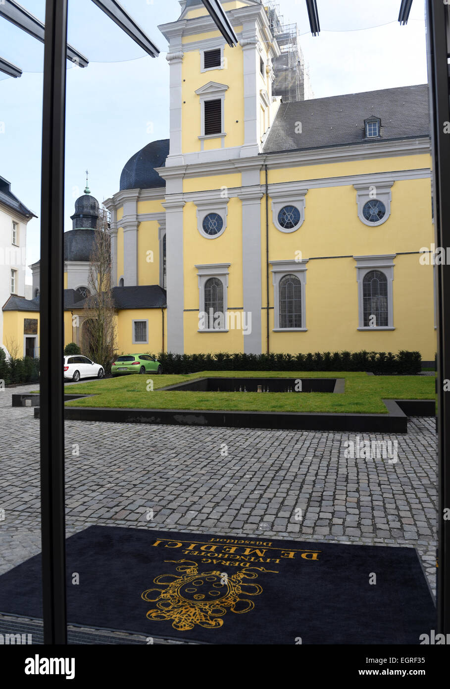 Düsseldorf, Allemagne. Feb 26, 2015. Vue sur le hall principal, à l'église de St Andrew (Andreas Kirche) dans la nouvelle l'établissement Derag Livinghotel De Medici hotel de luxe à Duesseldorf, Allemagne, 26 février 2015. La ville du 17ème siècle entièrement rénové, accueille de nos jours le bâtiment hôtel avec 170 chambres, suites et appartements, richement décorées avec des œuvres d'exquis et équipé de la technologie moderne. L'exclusif hôtel ouvre officiellement le 20 mars 2015, après quatre années d'une rénovation. Photo : Horst Ossinger/DPA - PAS DE FIL - SERVICE/dpa/Alamy Live News Banque D'Images