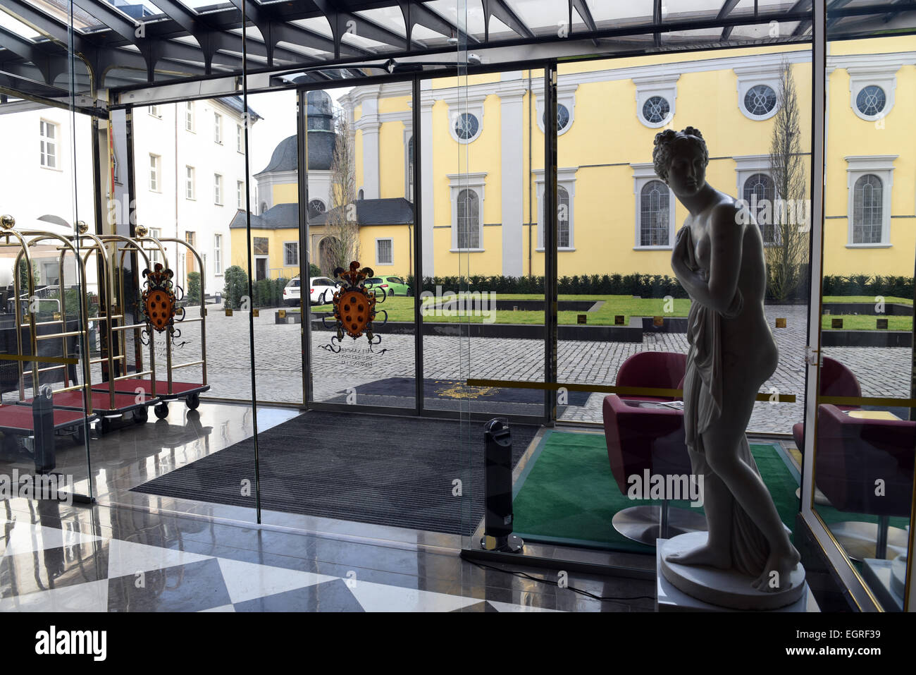 Düsseldorf, Allemagne. Feb 26, 2015. Vue sur le hall principal, à l'église de St Andrew (Andreas Kirche) dans la nouvelle l'établissement Derag Livinghotel De Medici hotel de luxe à Duesseldorf, Allemagne, 26 février 2015. La ville du 17ème siècle entièrement rénové, accueille de nos jours le bâtiment hôtel avec 170 chambres, suites et appartements, richement décorées avec des œuvres d'exquis et équipé de la technologie moderne. L'exclusif hôtel ouvre officiellement le 20 mars 2015, après quatre années d'une rénovation. Photo : Horst Ossinger/DPA - PAS DE FIL - SERVICE/dpa/Alamy Live News Banque D'Images