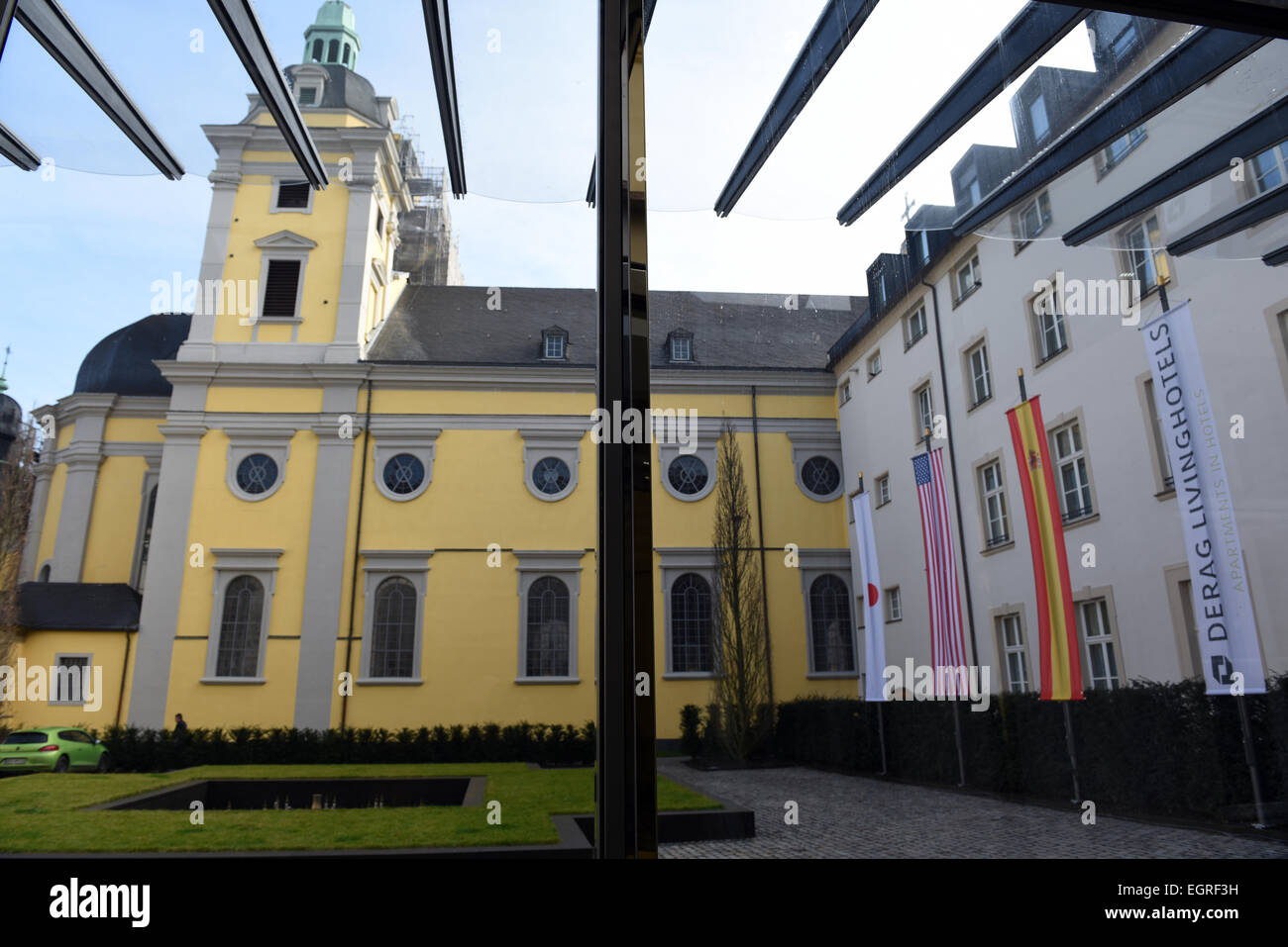 Düsseldorf, Allemagne. Feb 26, 2015. Vue sur le hall principal, à l'église de St Andrew (Andreas Kirche) dans la nouvelle l'établissement Derag Livinghotel De Medici hotel de luxe à Duesseldorf, Allemagne, 26 février 2015. La ville du 17ème siècle entièrement rénové, accueille de nos jours le bâtiment hôtel avec 170 chambres, suites et appartements, richement décorées avec des œuvres d'exquis et équipé de la technologie moderne. L'exclusif hôtel ouvre officiellement le 20 mars 2015, après quatre années d'une rénovation. Photo : Horst Ossinger/DPA - PAS DE FIL - SERVICE/dpa/Alamy Live News Banque D'Images