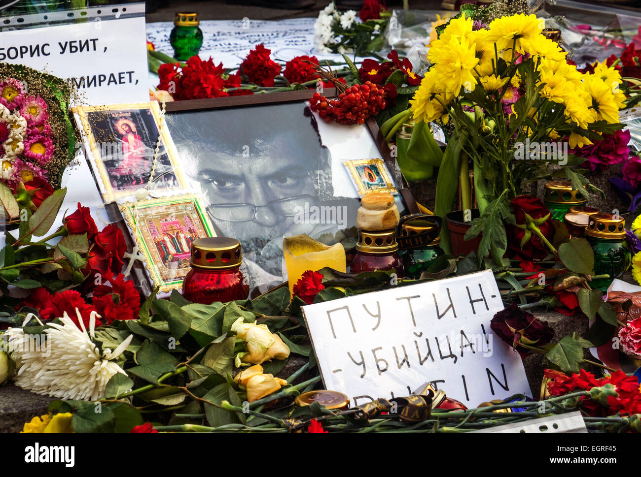 Kiev, Ukraine. 1er mars 2015. Portrait de Boris Nemtsov, entourée de fleurs et de lampes, dans l'avant-plan une bannière avec l'inscription 'Poutine - assassin' -- à Kiev sur la place de l'indépendance prend des mesures en mémoire de la leader de l'opposition russe Boris Nemtsov, qui a été tué à Moscou Vendredi, Février 27th. Crédit : Igor Golovnov/Alamy Live News Banque D'Images