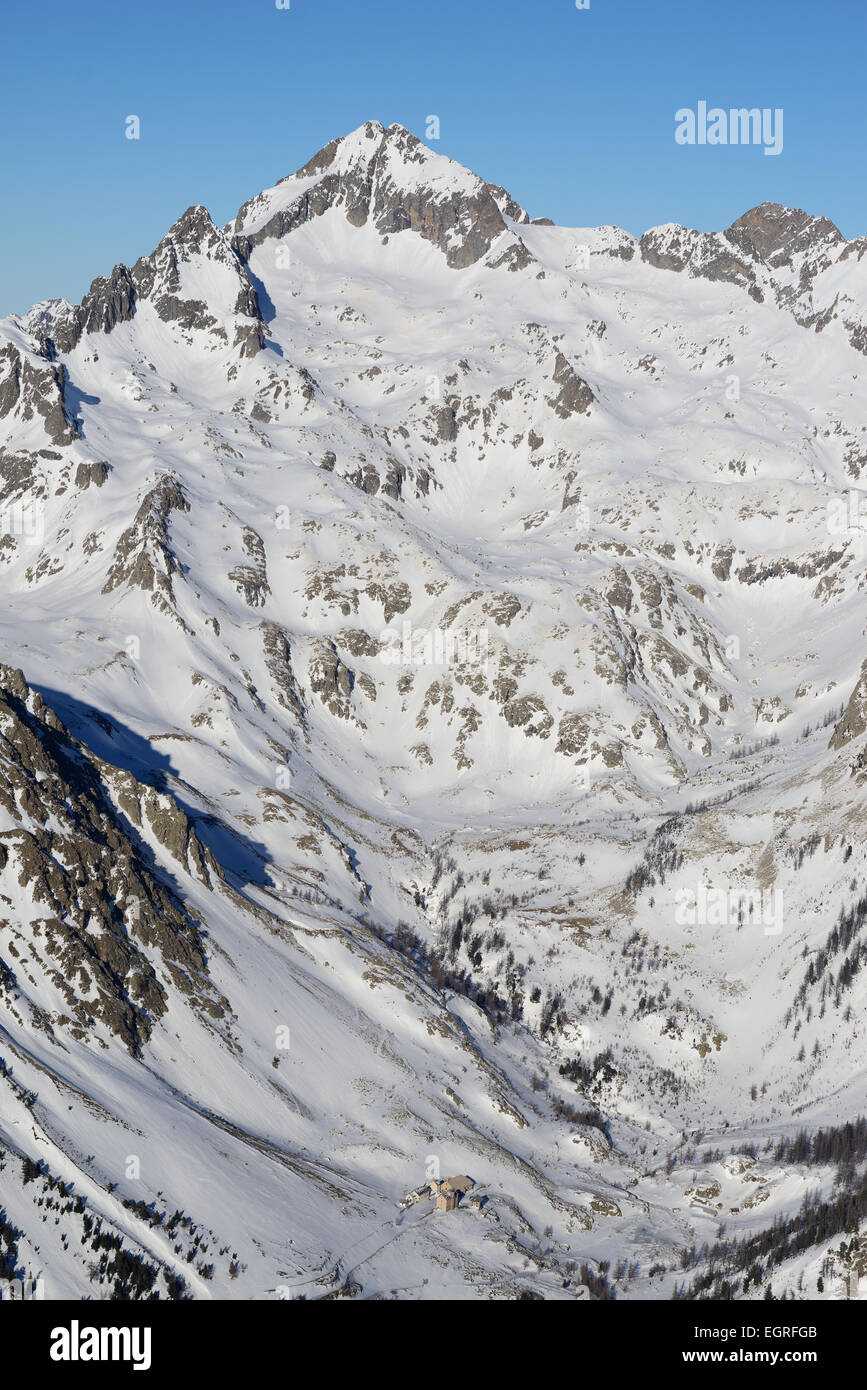 VUE AÉRIENNE.Le pic de Gelas, le plus haut sommet des Alpes-Maritimes (3143m) et à son pied, le sanctuaire de Madone de Fenestre (1904m).France. Banque D'Images