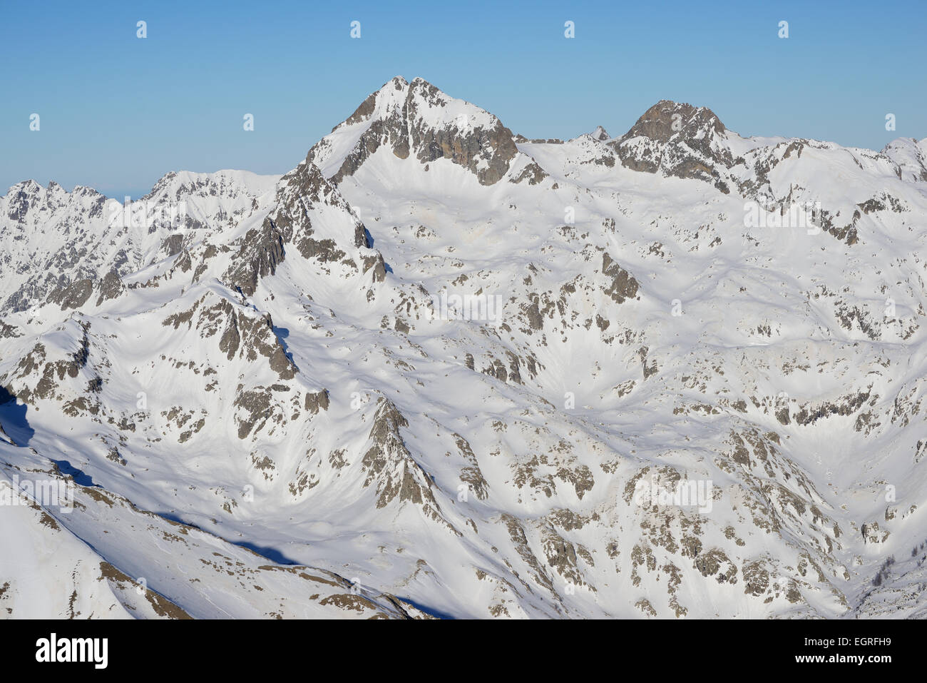 VUE AÉRIENNE.Pic de Gelas en hiver, c'est le sommet le plus élevé des Alpes-Maritimes (altitude : 3143m).Saint-Martin-Vésubie, France. Banque D'Images