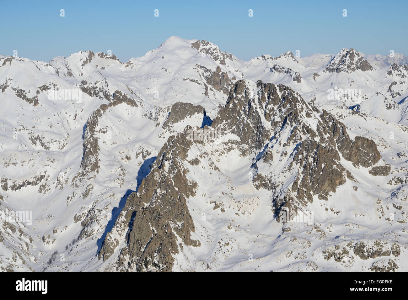 VUE AÉRIENNE.Le mont Clapier est le sommet des Alpes de plus de 3000 mètres de haut le plus proche de la mer Méditerranée (38km seulement).France et Italie. Banque D'Images