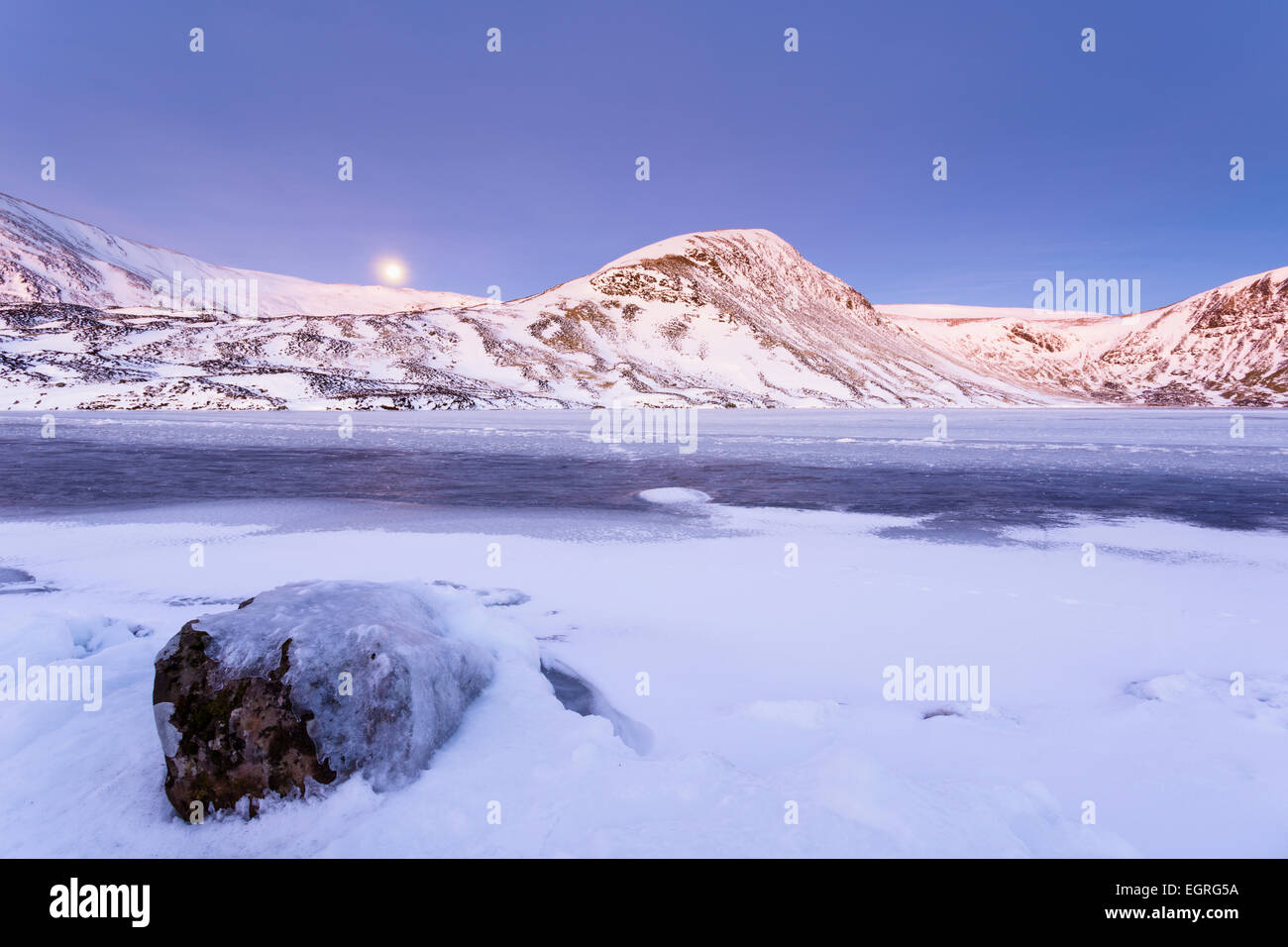 Lune au-dessus les collines derrière Loch Skeen à l'aube, Dumfries et Galloway, Écosse Banque D'Images