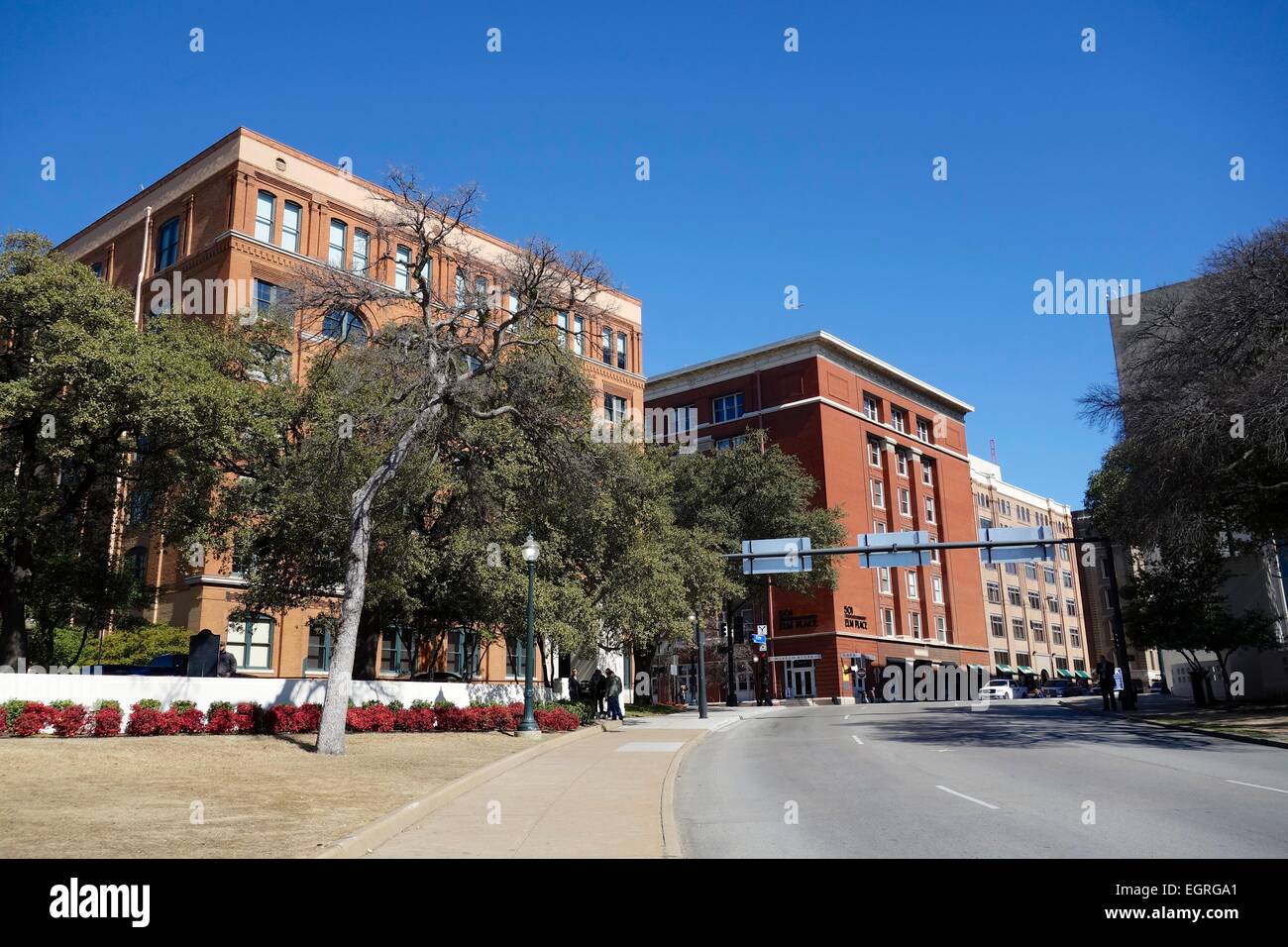 Dealey Plaza, Dallas Texas, du site d'assassinat de JFK. Le Texas School Book Depository Building à gauche. Banque D'Images