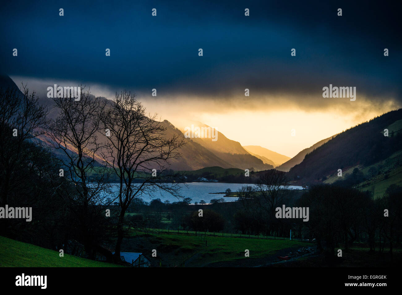 Le Parc National de Snowdonia au Pays de Galles, Royaume-Uni, dimanche 1 mars 2015. À la fin de St Davids Day, le 1er mars, et au terme d'intenses averses de pluie verglaçante, la neige et le crépuscule se dégage de façon spectaculaire sur les collines de Snowdonia dans le Tal y Llyn Valley au sud de Dolgellau, Nord du Pays de Galles au Royaume-Uni. Credit : Keith morris/Alamy Live News Banque D'Images