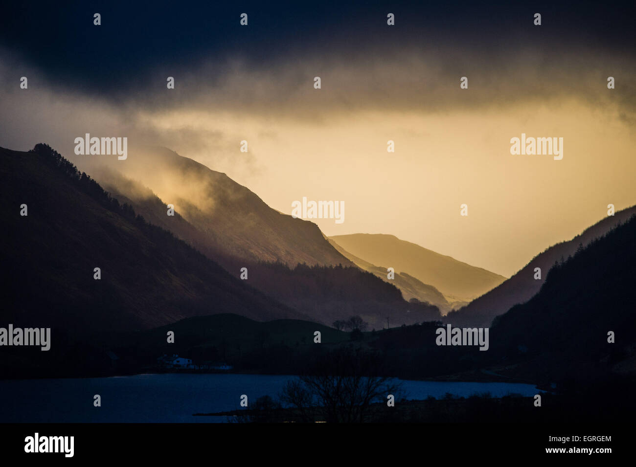 Le Parc National de Snowdonia au Pays de Galles, Royaume-Uni, dimanche 1 mars 2015. À la fin de St Davids Day, le 1er mars, et au terme d'intenses averses de pluie verglaçante, la neige et le crépuscule se dégage de façon spectaculaire sur les collines de Snowdonia dans le Tal y Llyn Valley au sud de Dolgellau, Nord du Pays de Galles au Royaume-Uni. Credit : Keith morris/Alamy Live News Banque D'Images