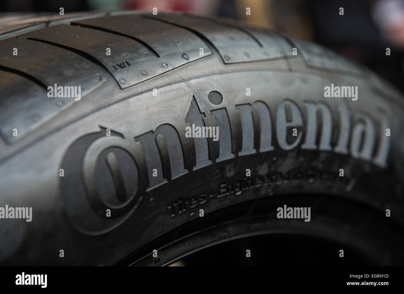 Le logo du fabricant de pneus Pneus Continental" est sur l'affichage sur  les pneus de voiture fraîchement fabriqués par la société à son site de  production à Hefei, Chine, 12 novembre 2015.
