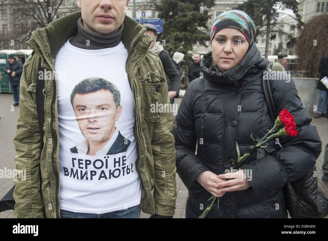 Moscou, Russie. 1er mars 2015. Un homme porte un t-shirt représentant l'image de leader de l'opposition russe Boris Nemtsov avec le texte en ukrainien ''Les héros ne meurent jamais''. Des milliers de personnes marche dans le centre de Moscou et d'honorer l'opposant Boris Nemtsov, tué par balles le vendredi. Ils portaient des portraits de M. Nemtsov et bannières en disant 'Je n'ai pas peur". Il avait été en raison de mener une opposition Mars le dimanche, mais son assassinat transformé l'événement en une manifestation de deuil. Les alliés de M. Nemtsov ont accusé le Kremlin d'implication, mais le président Vladimir Poutine a condamné le meurtre comme 'Vil' Banque D'Images