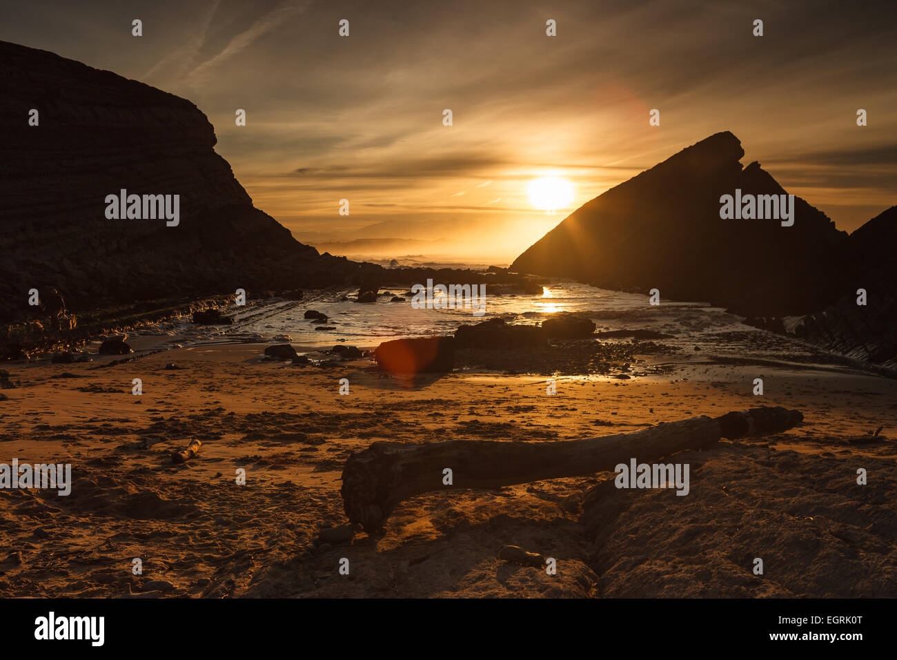 El Madero beach par le coucher du soleil. Liencres, Cantabrie, Espagne. Banque D'Images