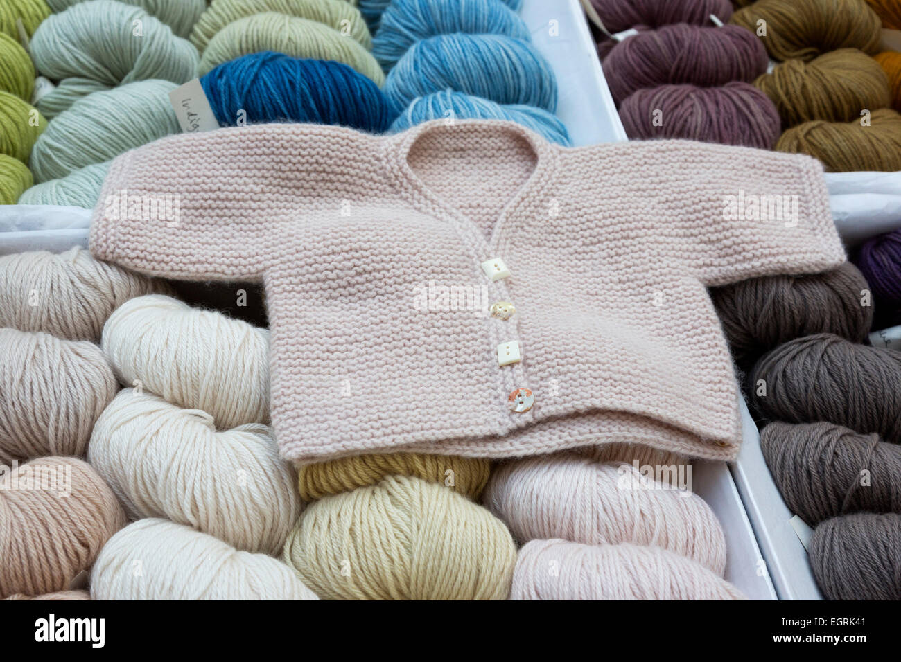 La laine de cachemire, échevettes de laine teints avec des couleurs naturelles, une veste en tricot de bébé Banque D'Images