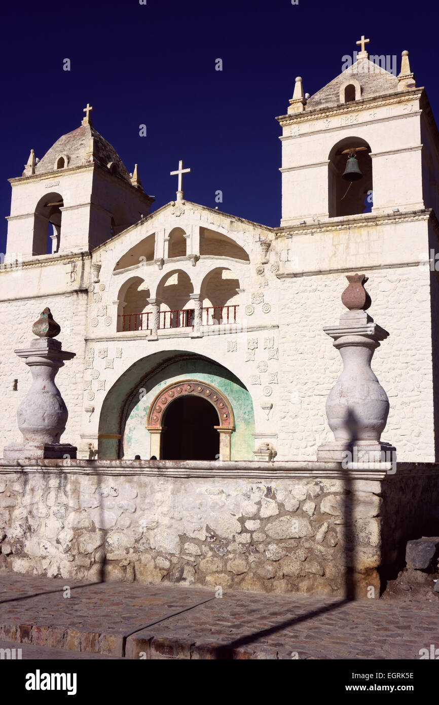 L'église historique dans le petit village de Maca près de Canyon de Colca au Pérou Banque D'Images