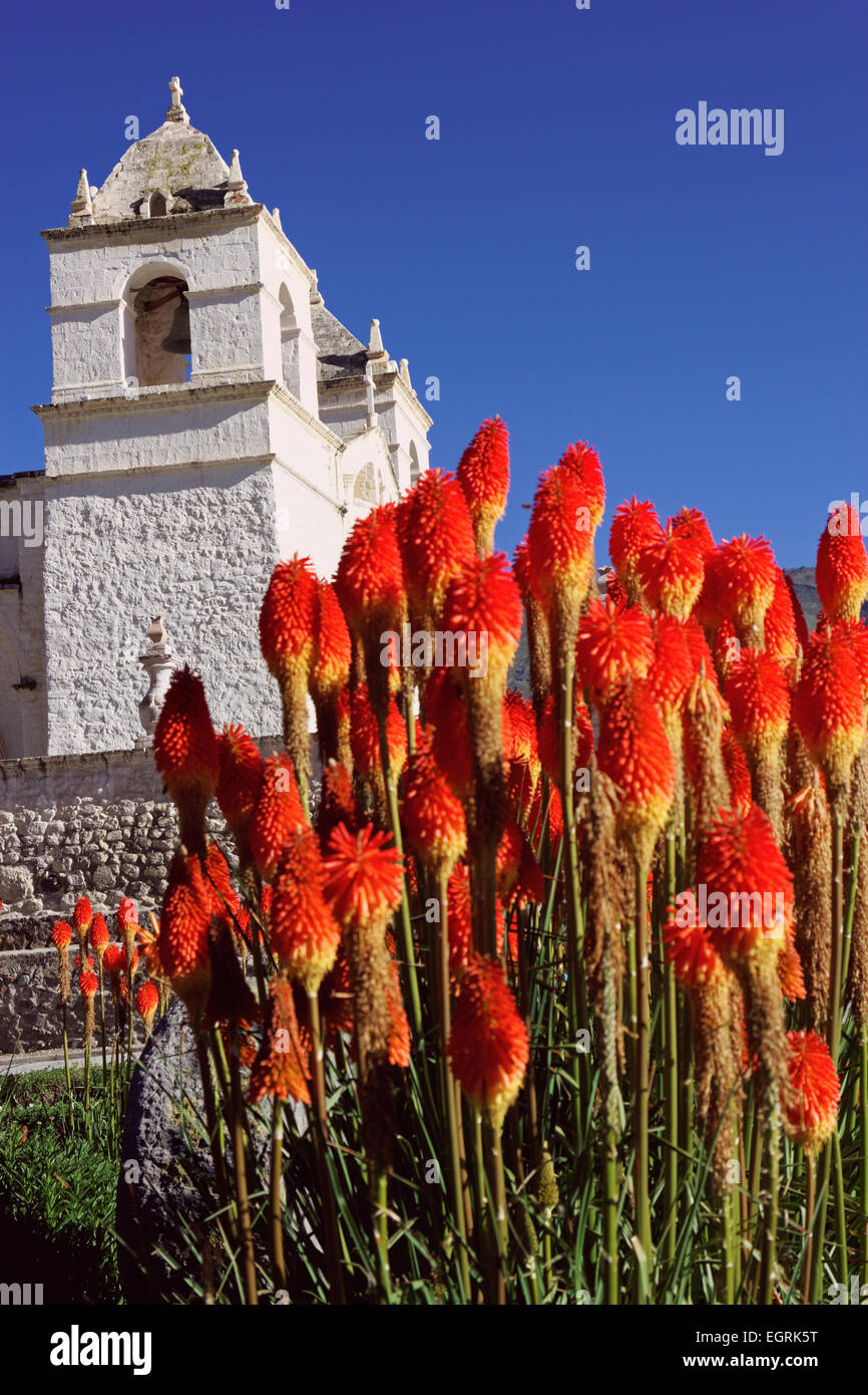 L'église historique dans le petit village de Maca près de Canyon de Colca au Pérou Banque D'Images