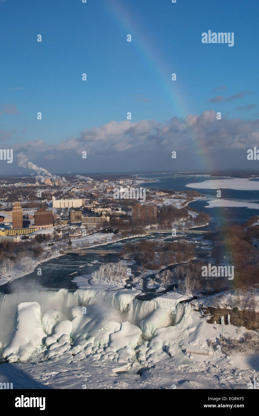 Niagara Falls, Ontario - Chutes du Niagara en hiver. Ci-dessous un arc-en-ciel, les chutes américaines est largement traitée dans la glace. Banque D'Images