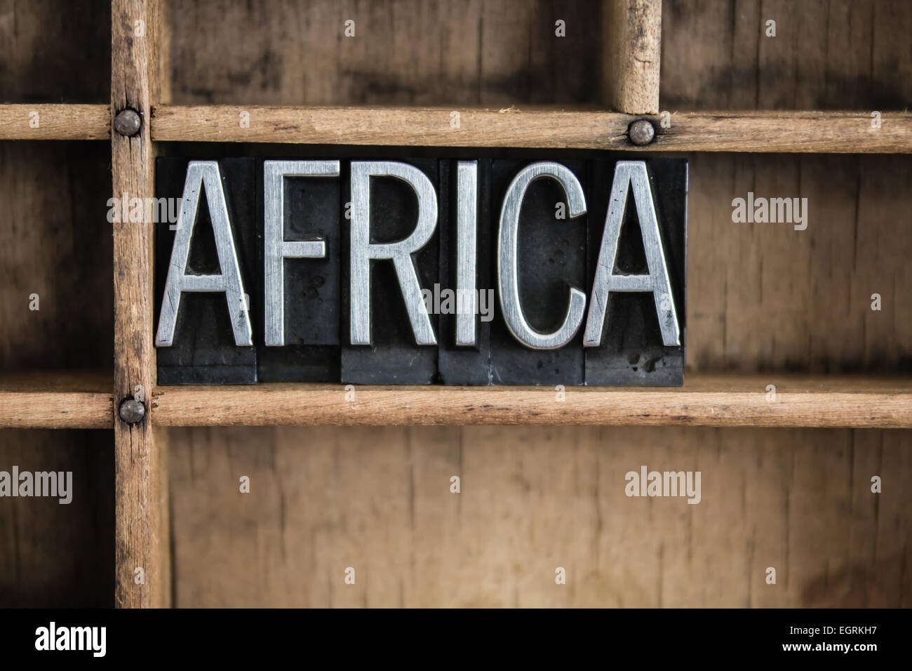 Le mot 'AFRIQUE' écrit en metal vintage type typographique dans un tiroir en bois avec des séparateurs. Banque D'Images
