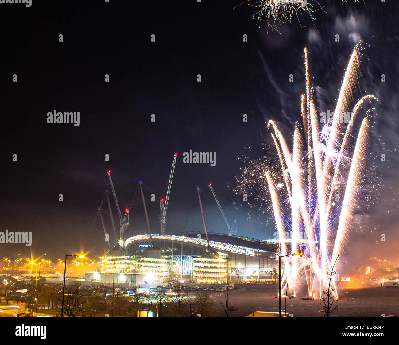 Etihad Stadium et feu d'artifice avant le match de la Ligue des Champions la nuit, Manchester City v. le CSKA Moscou Banque D'Images