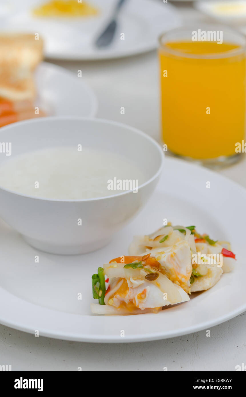 Soupe de riz sain avec la salade aux oeufs salés épicés Banque D'Images