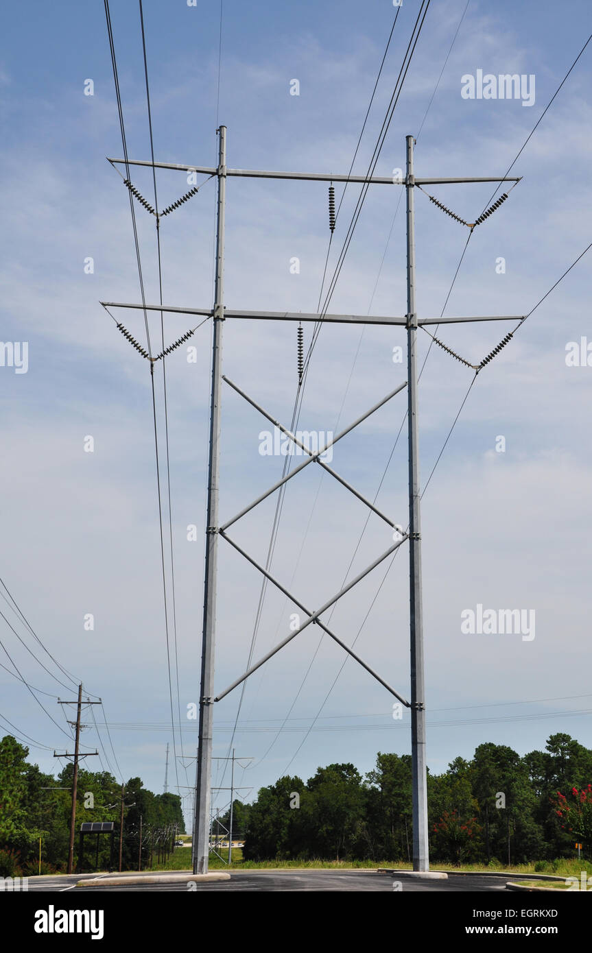 Les lignes d'énergie électrique contre un ciel bleu Banque D'Images