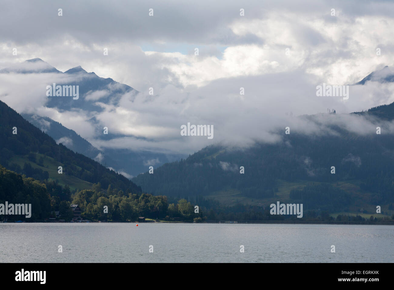 Le Hoher Tenn et grosses Weisbachhorn et le Kitzsteinhorn au-dessus du Zeller See Zell am See Salzbourg Autriche Banque D'Images