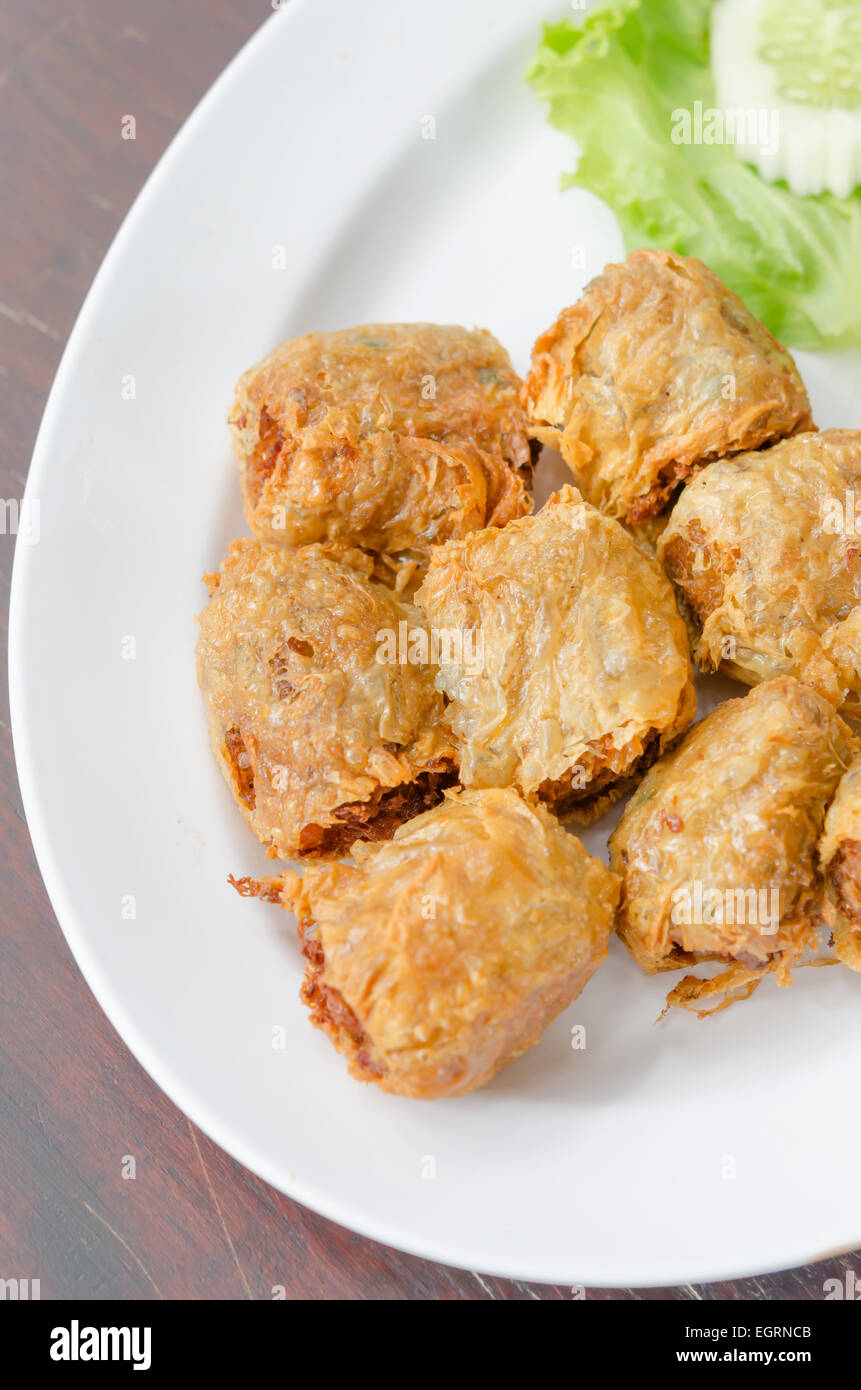 La viande de crabe frit gâteau rouleau sur le plat blanc , chinese food Banque D'Images