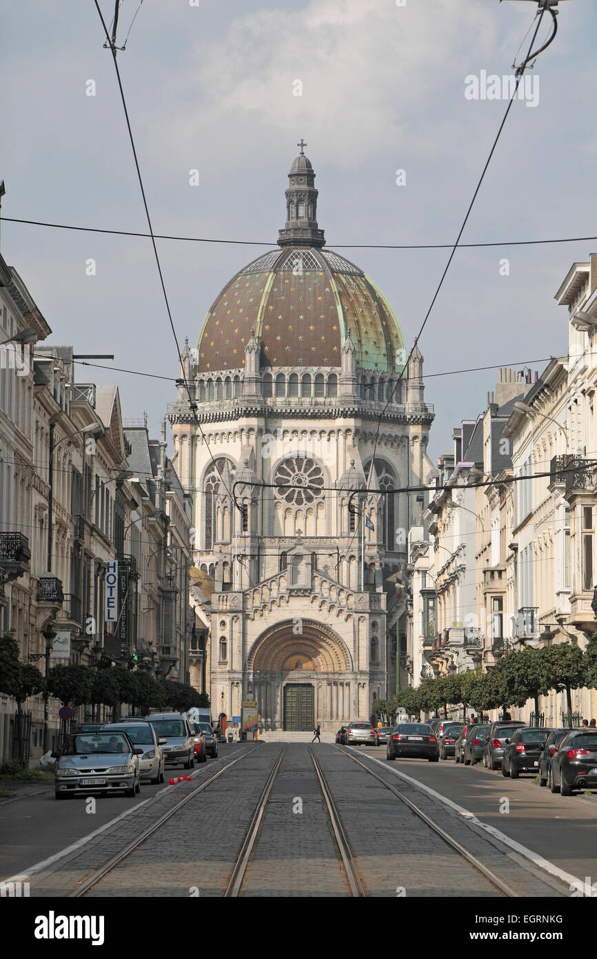 Afficher le haut de la Rue Royale vers le dôme de l'Église Royale  Sainte-Marie (Saint Mary's) Église Royale à Bruxelles, Belgique Photo Stock  - Alamy