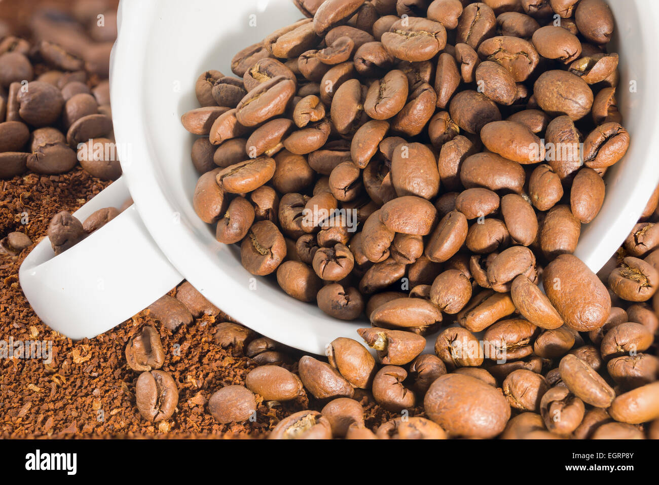 Photo d'une tasse blanche remplie de grains de café Banque D'Images