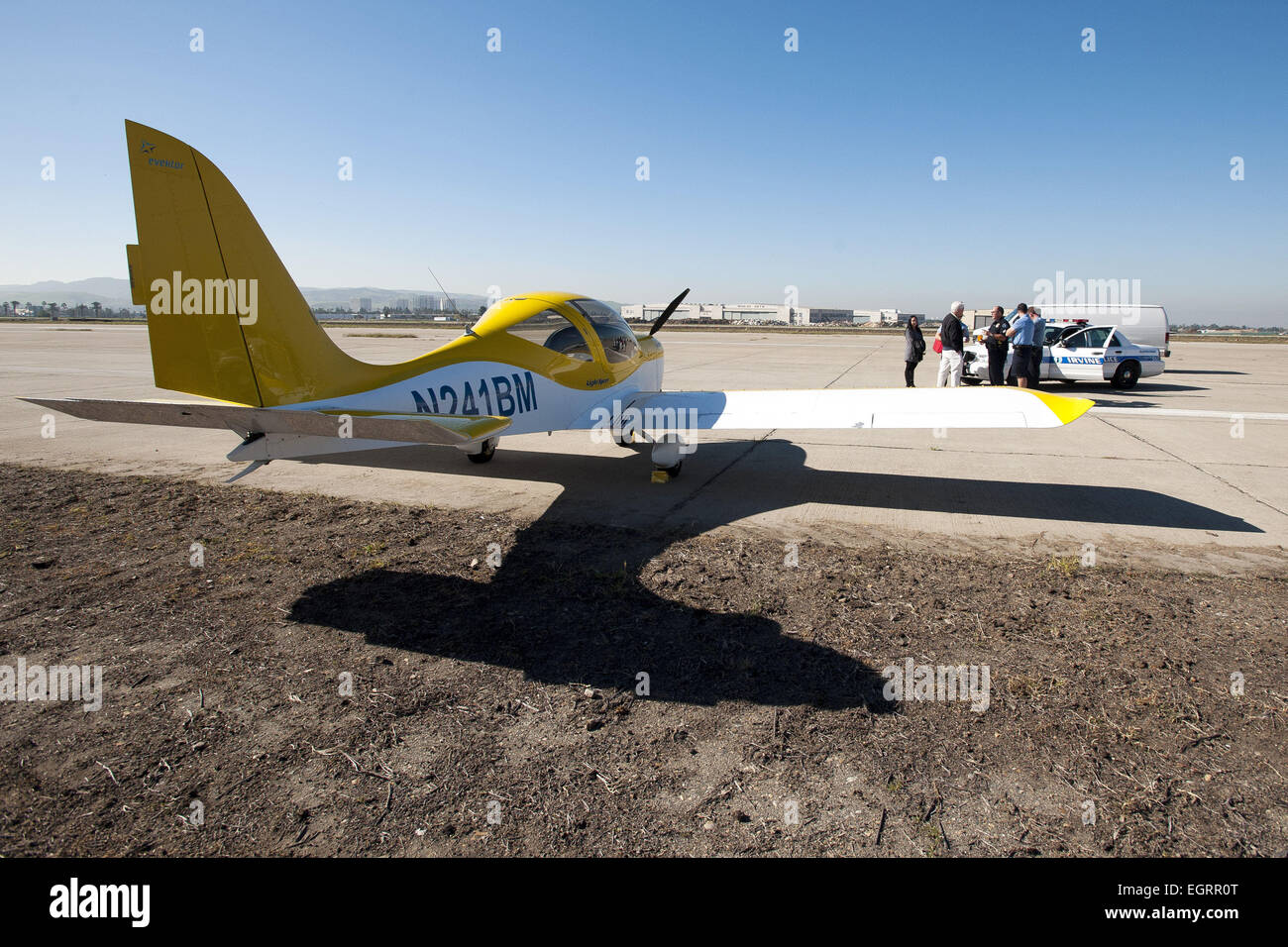 Irvine, Californie, USA. 17 Jan, 2015. Un seul moteur Star Sport Evektor sous l'aile deux places siège avion garé et à la craie le long de l'ancien Marine Corps la piste 34-R situé dans le grand parc dans Irvine après avoir effectué un atterrissage d'urgence le samedi matin. Irvine la police, des agents de la sécurité du grand parc avec le pilote, passager et Sunrise Aviation Propriétaire/opérateur Michael Church rendez plus de détails pour le vol de l'avion encore une fois.----une seule étoile Sport Evektor moteur sous l'aile deux places en avion de l'aéroport John Wayne, a fait un atterrissage d'urgence le samedi matin à la grande Park en J Banque D'Images