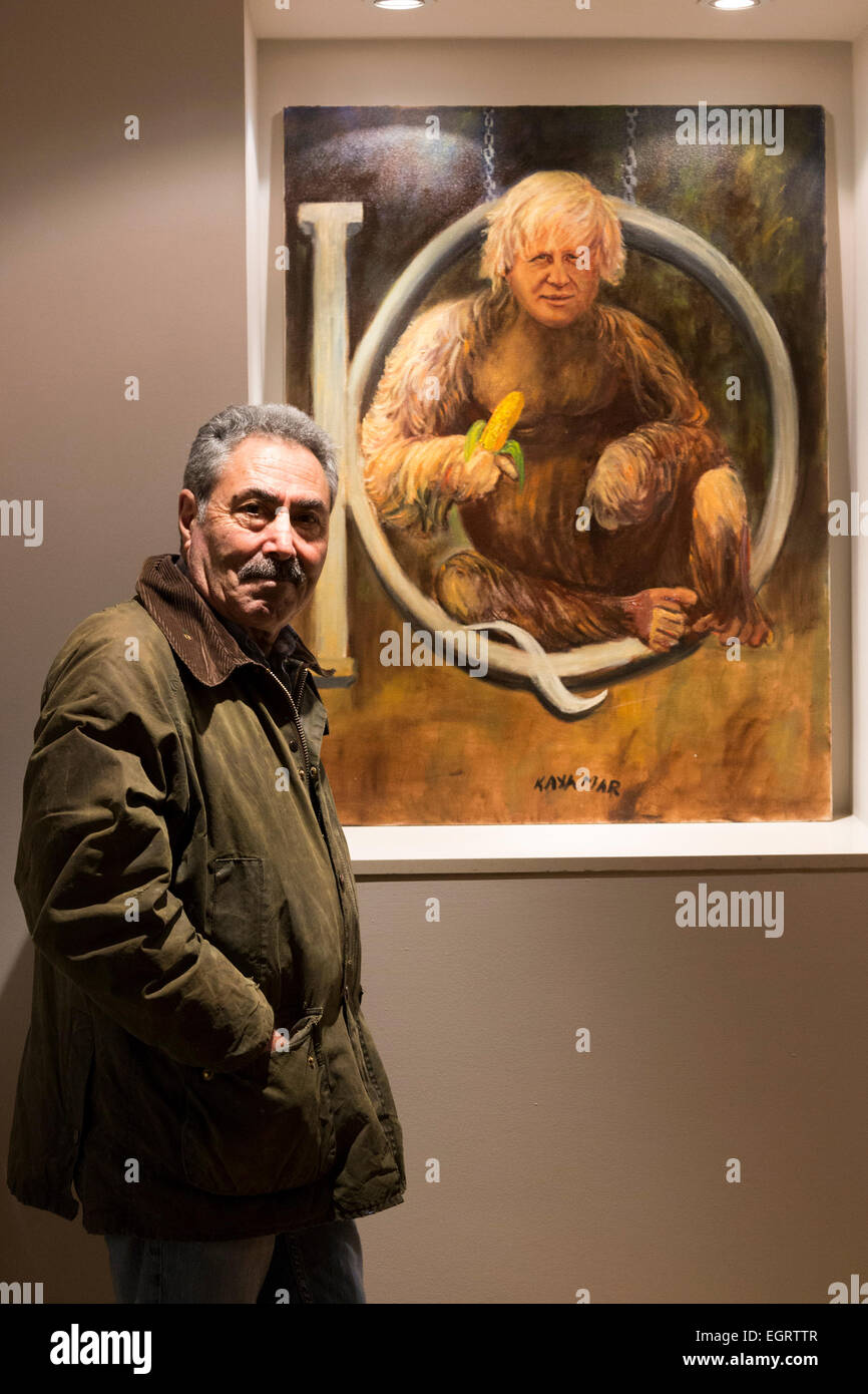 Londres, Royaume-Uni. 1 mars 2015. Kaya Mar pose avec une peinture montrant le maire de Londres Boris Johnson comme une banane-singe de l'alimentation. L'exposition Peinture & politique par artiste Kaya Mar s'ouvre à la galerie 8 à St James's, Londres, et se déroule jusqu'au 7 mars 2015. Kaya Mar expose des peintures à l'huile avec la satire politique politiciens tels que David Cameron, Boris Johnson, Alex Salmond, Nicolas Sarkozy, Angela Markel, Barack Obama et Vladimir Poutine dans des situations précaires. Photo : Bettina Strenske Banque D'Images