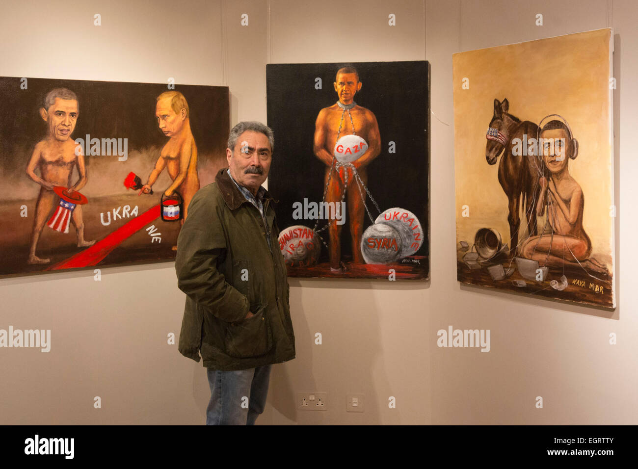 Londres, Royaume-Uni. 1 mars 2015. Kaya Mar avec peintures représentant Barack Obama et Vladimir Poutine. L'exposition Peinture & politique par artiste Kaya Mar s'ouvre à la galerie 8 à St James's, Londres, et se déroule jusqu'au 7 mars 2015. Kaya Mar expose des peintures à l'huile avec la satire politique politiciens tels que David Cameron, Boris Johnson, Alex Salmond, Nicolas Sarkozy, Angela Markel, Barack Obama et Vladimir Poutine dans des situations précaires. Photo : Bettina Strenske Banque D'Images