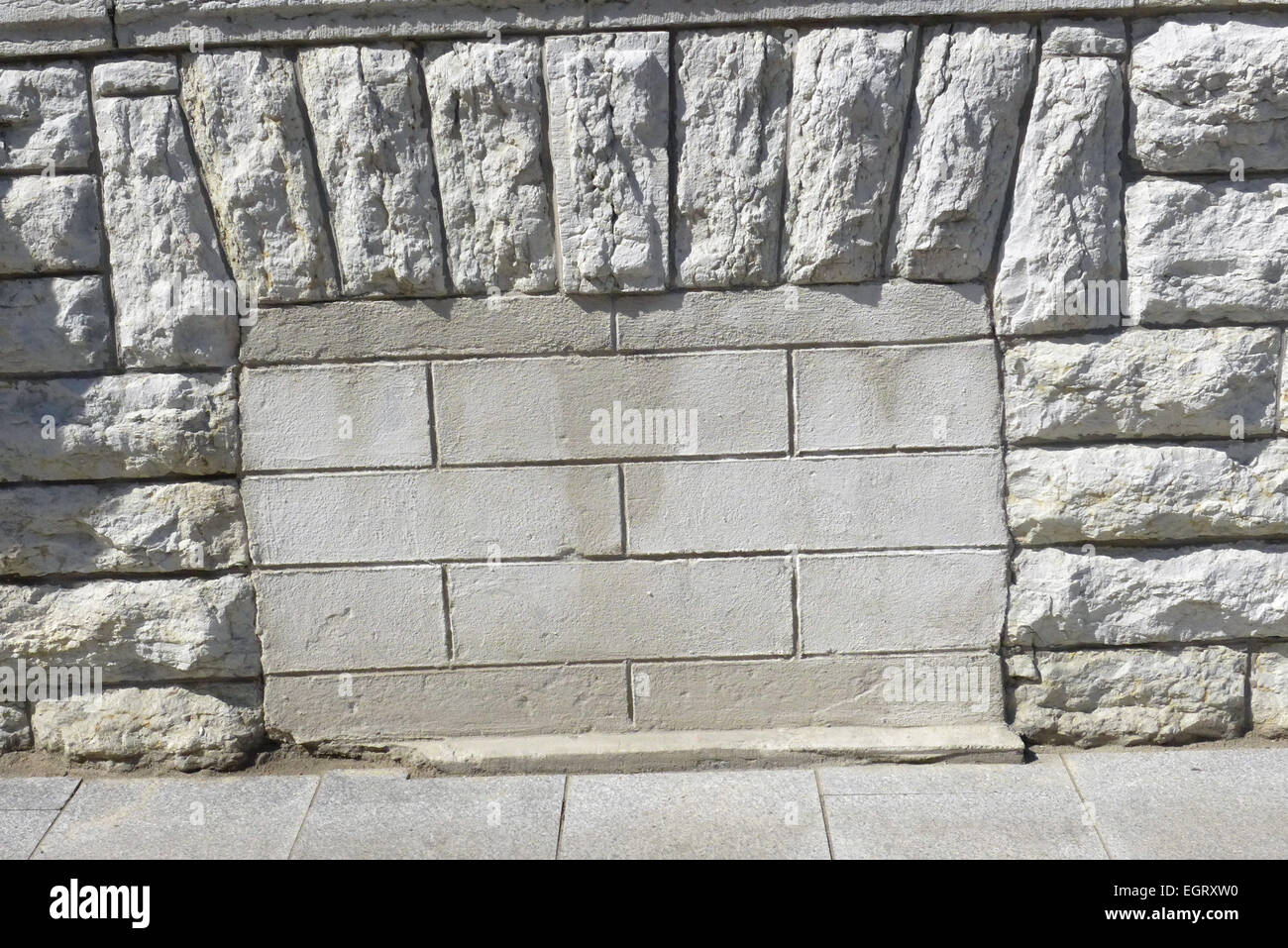 La fenêtre d'une cave de l'ancien bâtiment du KGB au 59 rue Pikk à Tallinn Estonie cimenté jusqu'à bloquer les sons de la torture. Banque D'Images