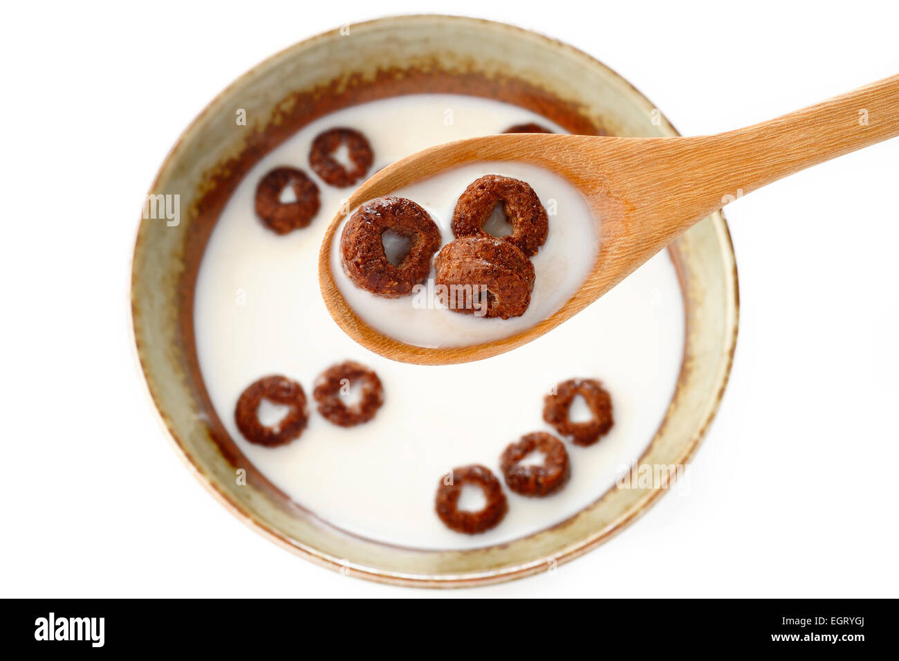 Céréales et lait au chocolat en cuillère en bois Banque D'Images