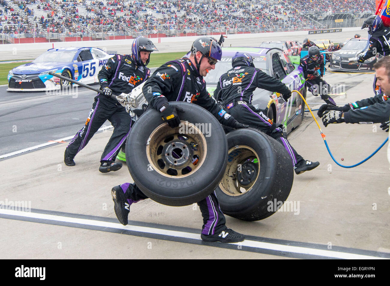 Atlanta, GA, USA. 1er mars 2015. Atlanta, GA - Mar 01, 2015 : Denny Hamlin (11) changeur de pneus traite deux pneus comme il traverse en avant de la racecar dans la fosse bloquer en cours les plis d'honneur QuikTrip 500 à Atlanta Motor Speedway à Atlanta, GA. © csm/Alamy Live News Banque D'Images