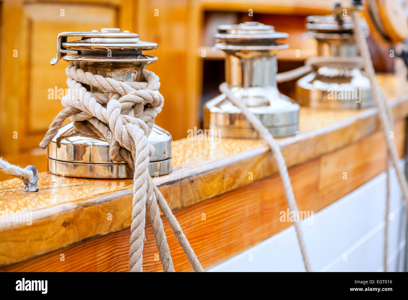 Treuils avec lignes sur un grand bateau à voile Banque D'Images