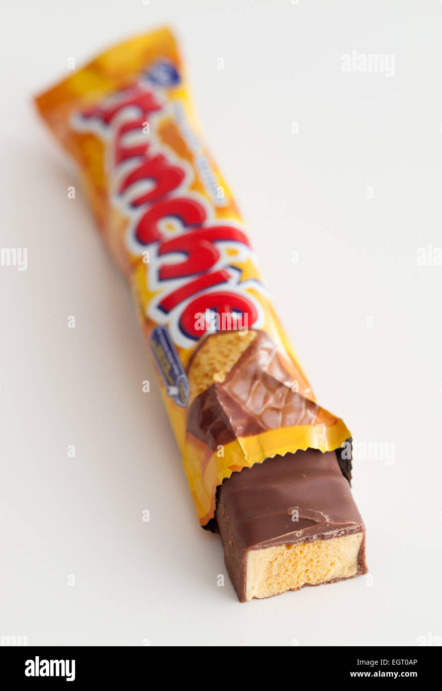 Un chocolat 8,50 bar, qui dispose d'un centre de sucre caramel de miel. Produit par Cadbury. Banque D'Images