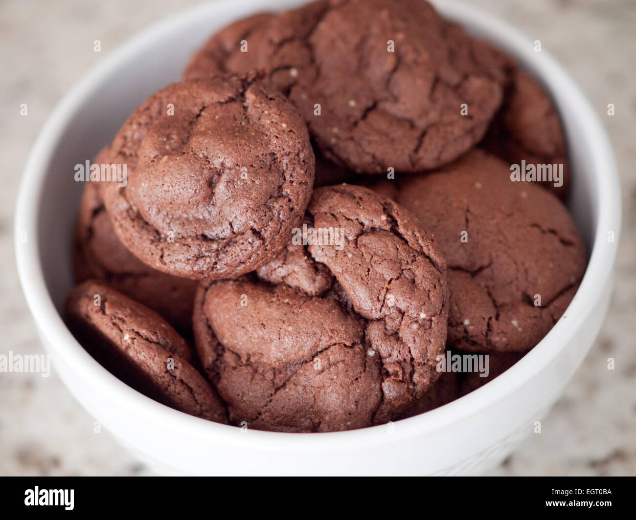 Un bol de cookies au chocolat maison. Banque D'Images